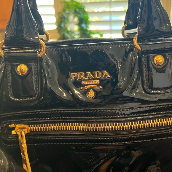 Prada Vitello Patent Leather Handbag Authentic Nearly New - Picture 4 of 7